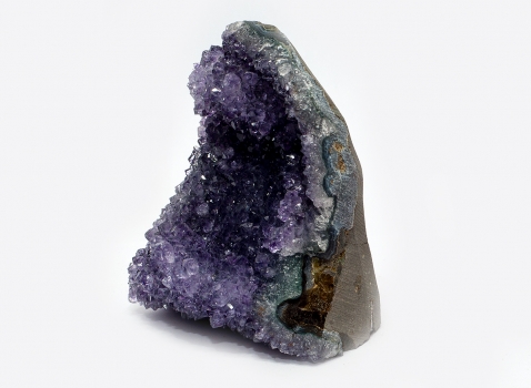 Uruguay Amethyst, 645 Gramm, dunkle, violette Kristalle