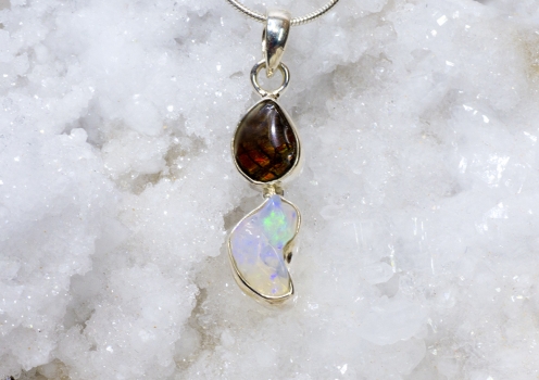 Feuerroter Ammolite-Anhänger mit Welo Opal Nr. 3, in Silber gefasst