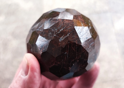 Roter Granat Kristall Almandin XL, facettenreicher, geschliffener Grant no. 1