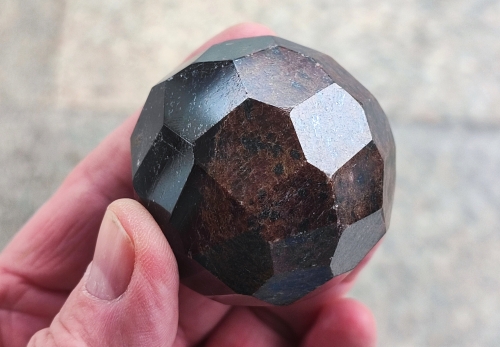 Roter Granat Kristall Almandin, facettenreicher, geschliffener Grant, Größe L