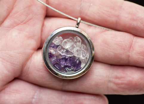 Medallion with amethyst + rock crystal, incl. steel hoop