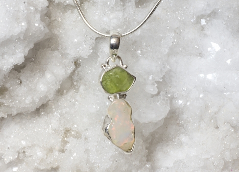 Welo Opal mit Peridot Nr. 5, in Silber gefasst