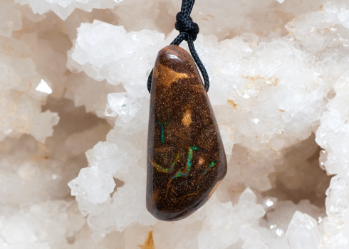 Boulder Opal am Band, 51 Carat