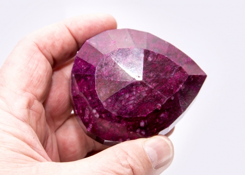 Rubin XL, tropfenförmig geschliffen, 1120 Carat!