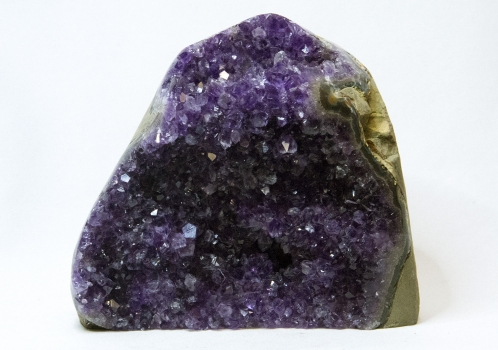 Uruguay Amethyst seitlich poliert, dunkle, violette Kristalle
