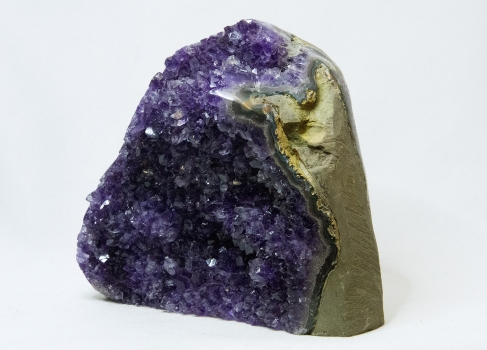 Uruguay Amethyst seitlich poliert, dunkle, violette Kristalle