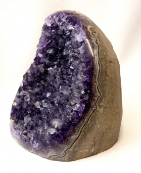 Uruguay Amethyst seitlich poliert, dunkle, violette Kristalle