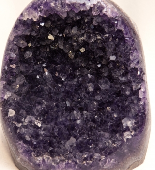 Uruguay Amethyst seitlich poliert, dunkle, violette Kristalle