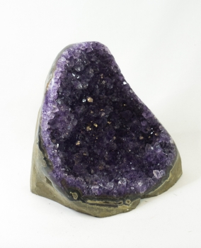Uruguay Amethyst seitlich poliert, dunkle, violette Kristalle