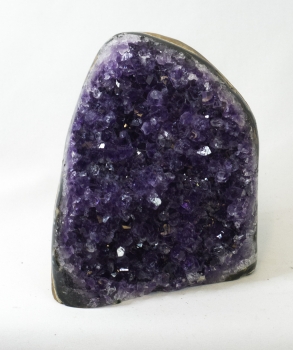 Uruguay Amethyst seitlich poliert, dunkle, violette Kristalle