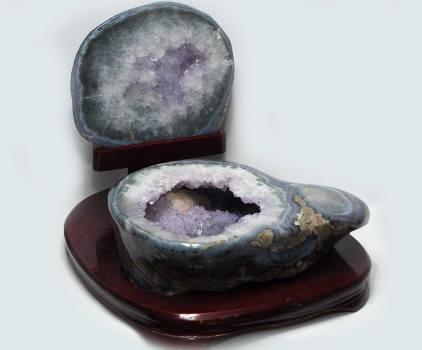 Agate nut, all sides polished, on wooden base, with fine crystal formation, 5340 grams