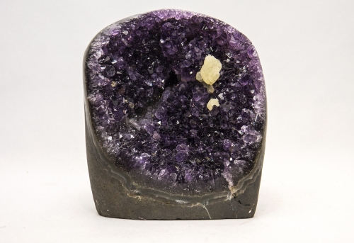 Uruguay Amethyst seitlich poliert, dunkle, violette Kristalle, Calcitkristalle