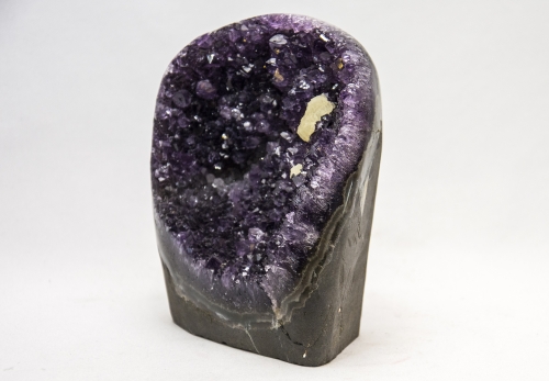 Preview: Uruguay Amethyst seitlich poliert, dunkle, violette Kristalle, Calcitkristalle