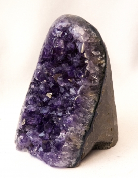 Uruguay Amethyst seitlich poliert, dunkle, violette Kristalle