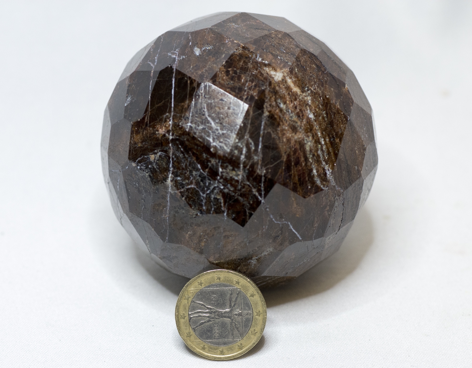 Roter Granat Kristall Almandin XL, facettenreicher, geschliffener Grant no. 1