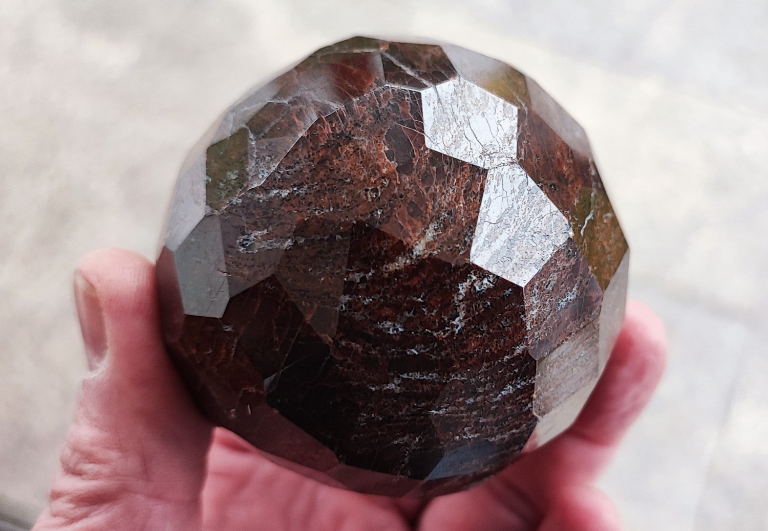 Roter Granat Kristall Almandin XL, facettenreicher, geschliffener Grant no. 1