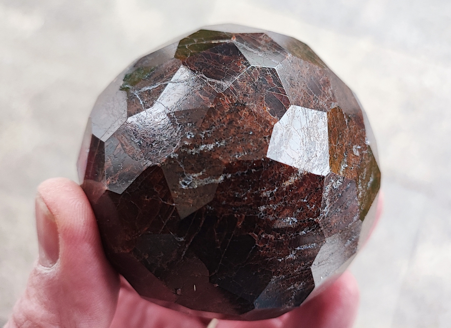 Roter Granat Kristall Almandin XL, facettenreicher, geschliffener Grant no. 1