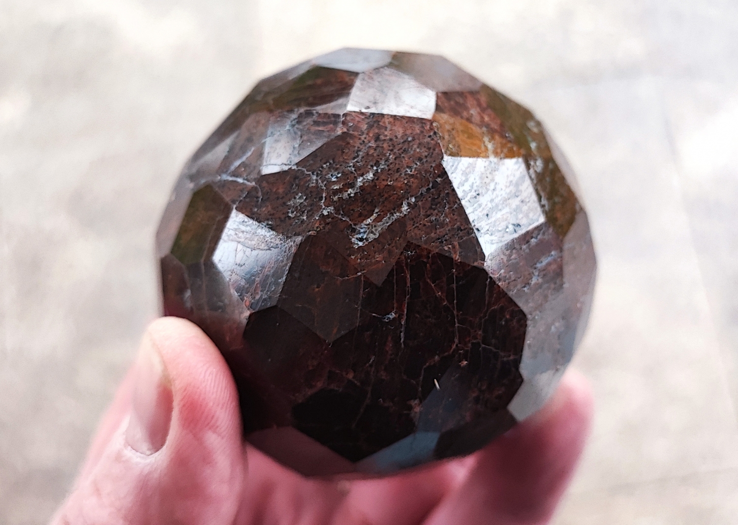 Roter Granat Kristall Almandin XL, facettenreicher, geschliffener Grant no. 1