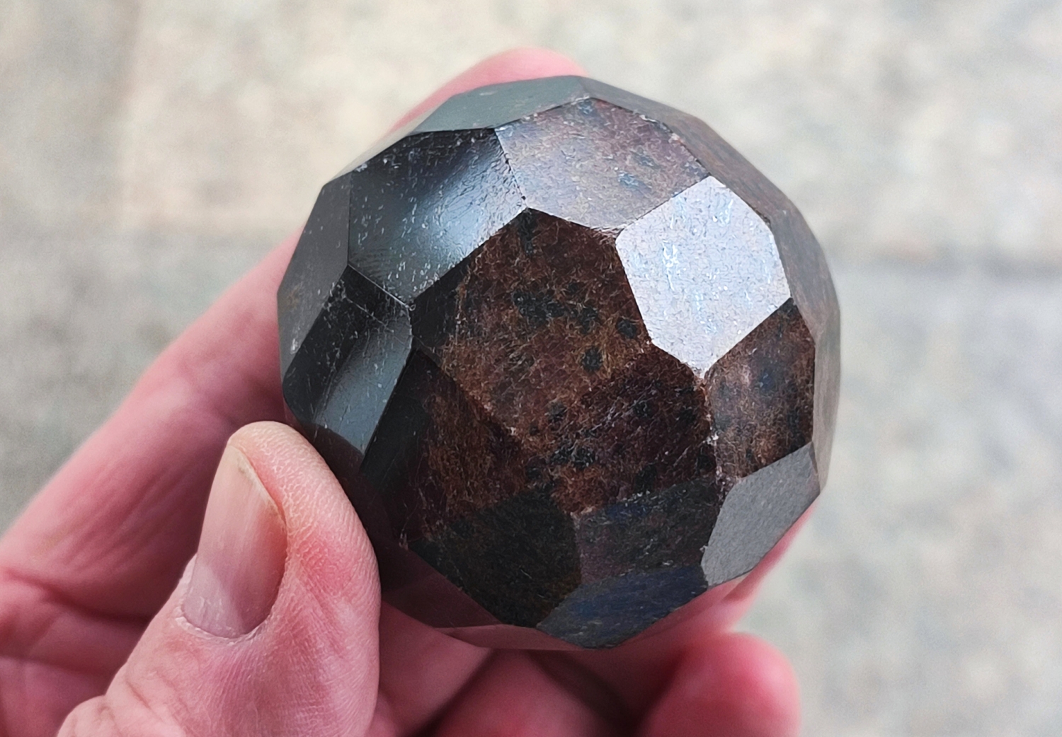 Roter Granat Kristall Almandin, facettenreicher, geschliffener Grant, Größe L