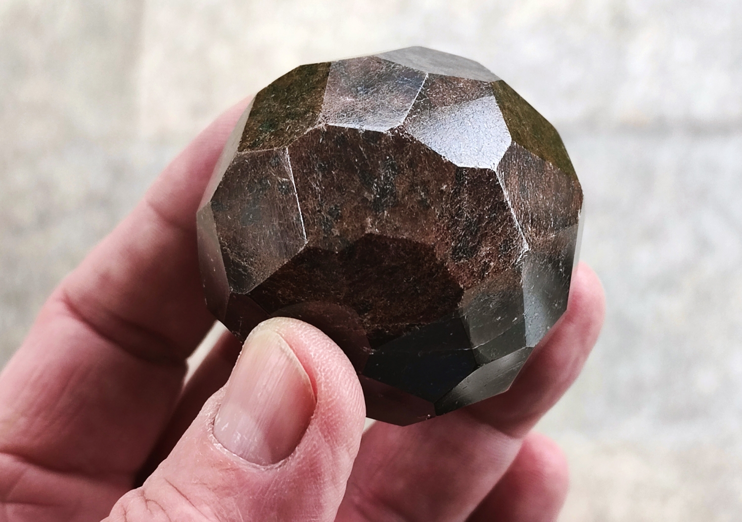 Roter Granat Kristall Almandin, facettenreicher, geschliffener Grant, Größe L