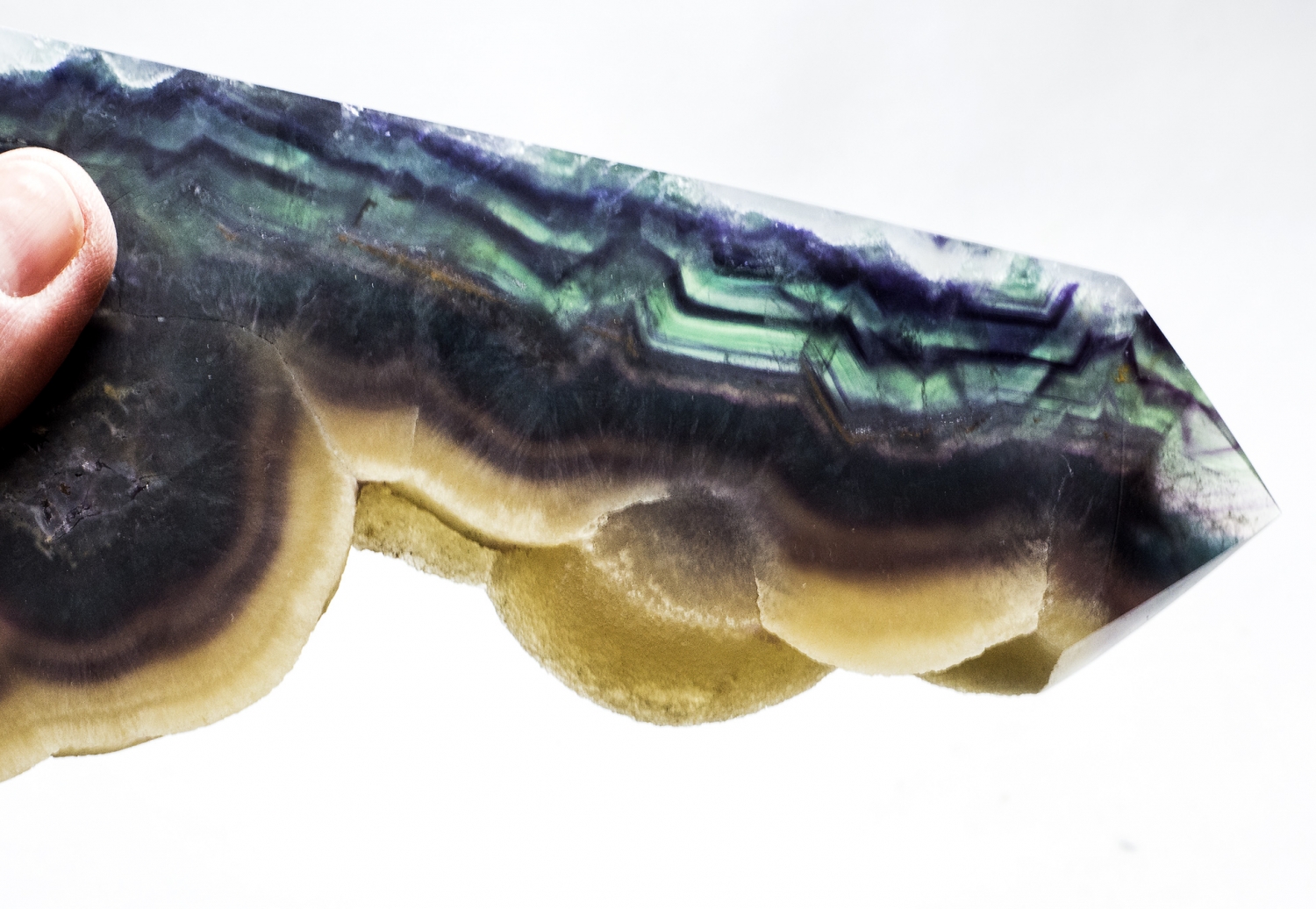 Regenbogenfluorit Spitze XL, Flourit Anschliff, Flourit mit Calcitrand Nr. 1