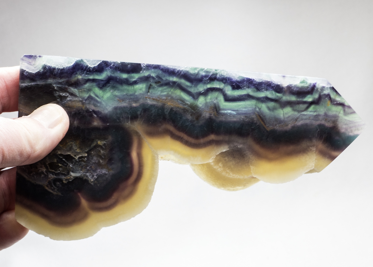 Regenbogenfluorit Spitze XL, Flourit Anschliff, Flourit mit Calcitrand Nr. 1