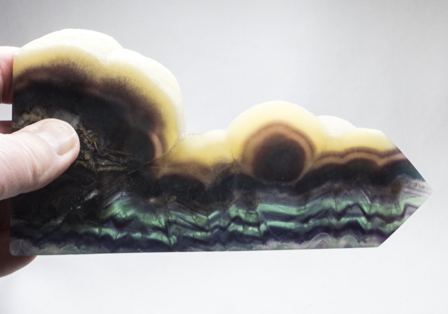 Regenbogenfluorit Spitze XL, Flourit Anschliff, Flourit mit Calcitrand Nr. 1