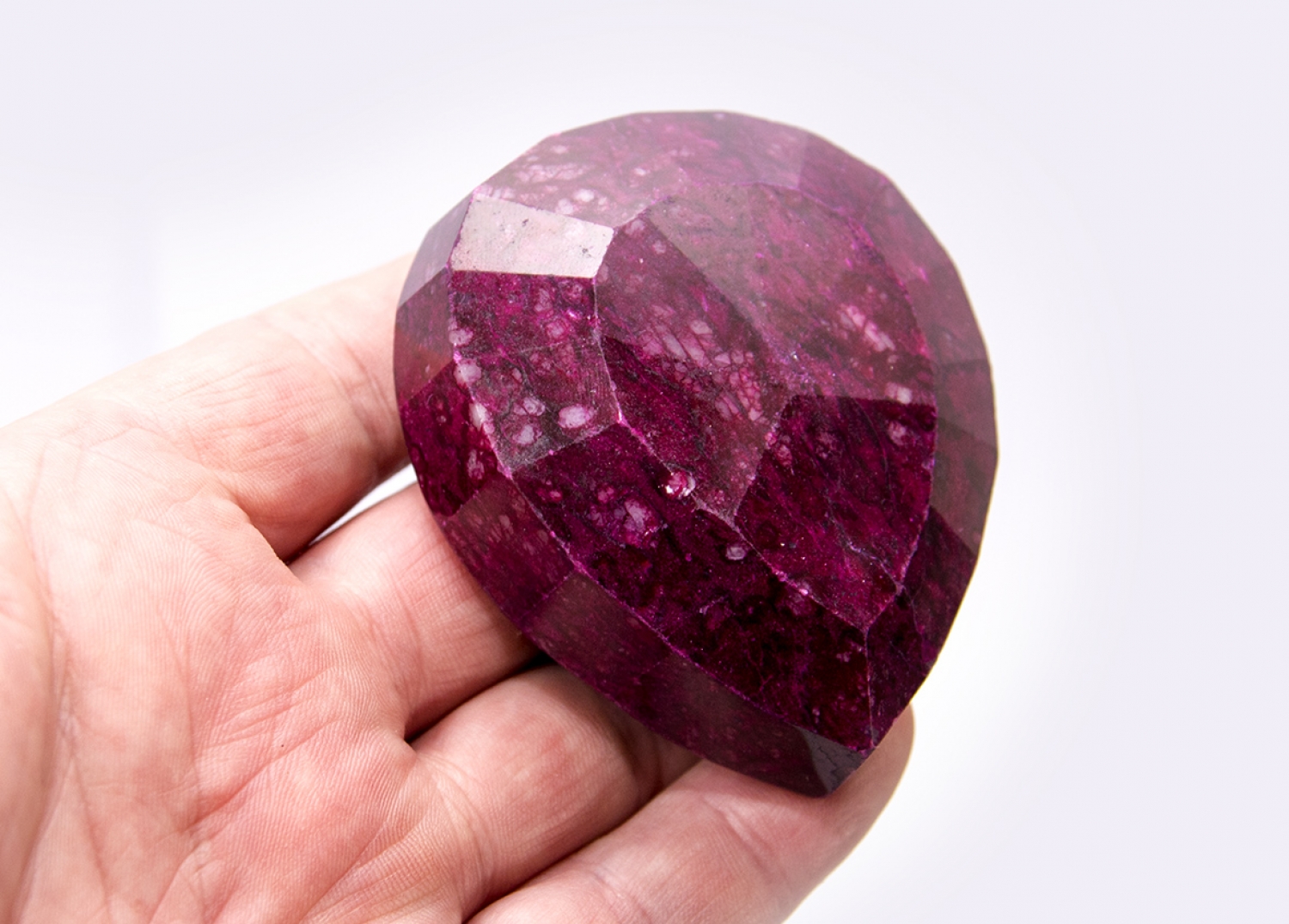Rubin XL, tropfenförmig geschliffen, 1120 Carat!