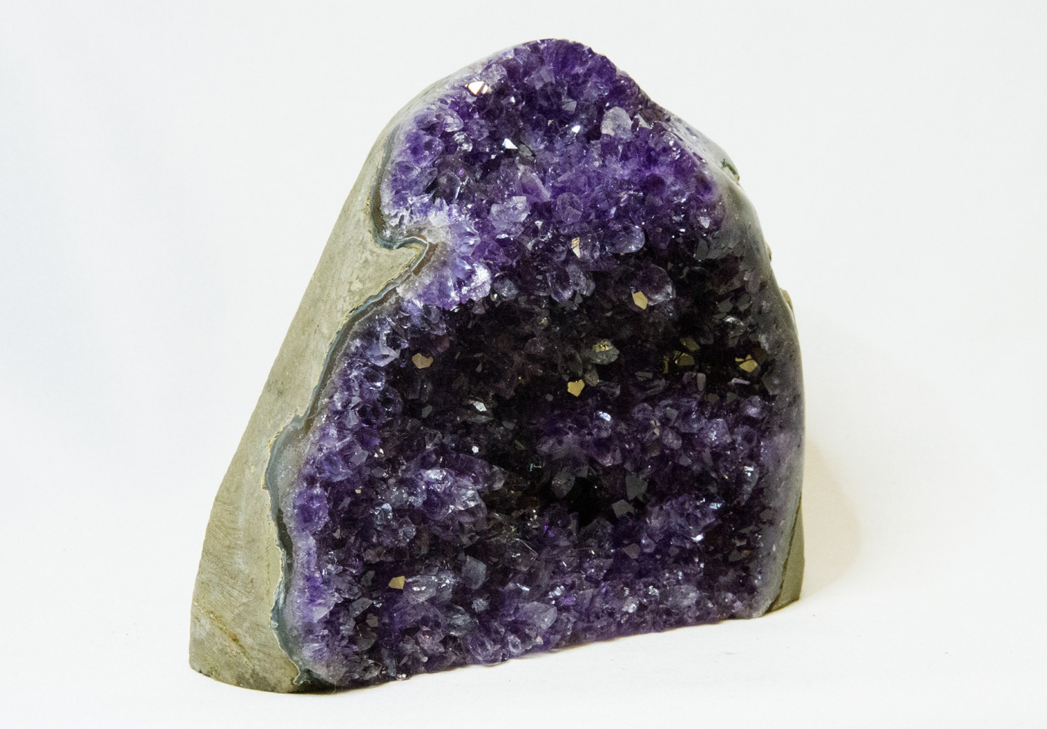 Uruguay Amethyst seitlich poliert, dunkle, violette Kristalle