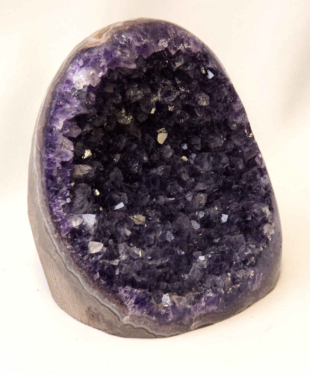Uruguay Amethyst seitlich poliert, dunkle, violette Kristalle