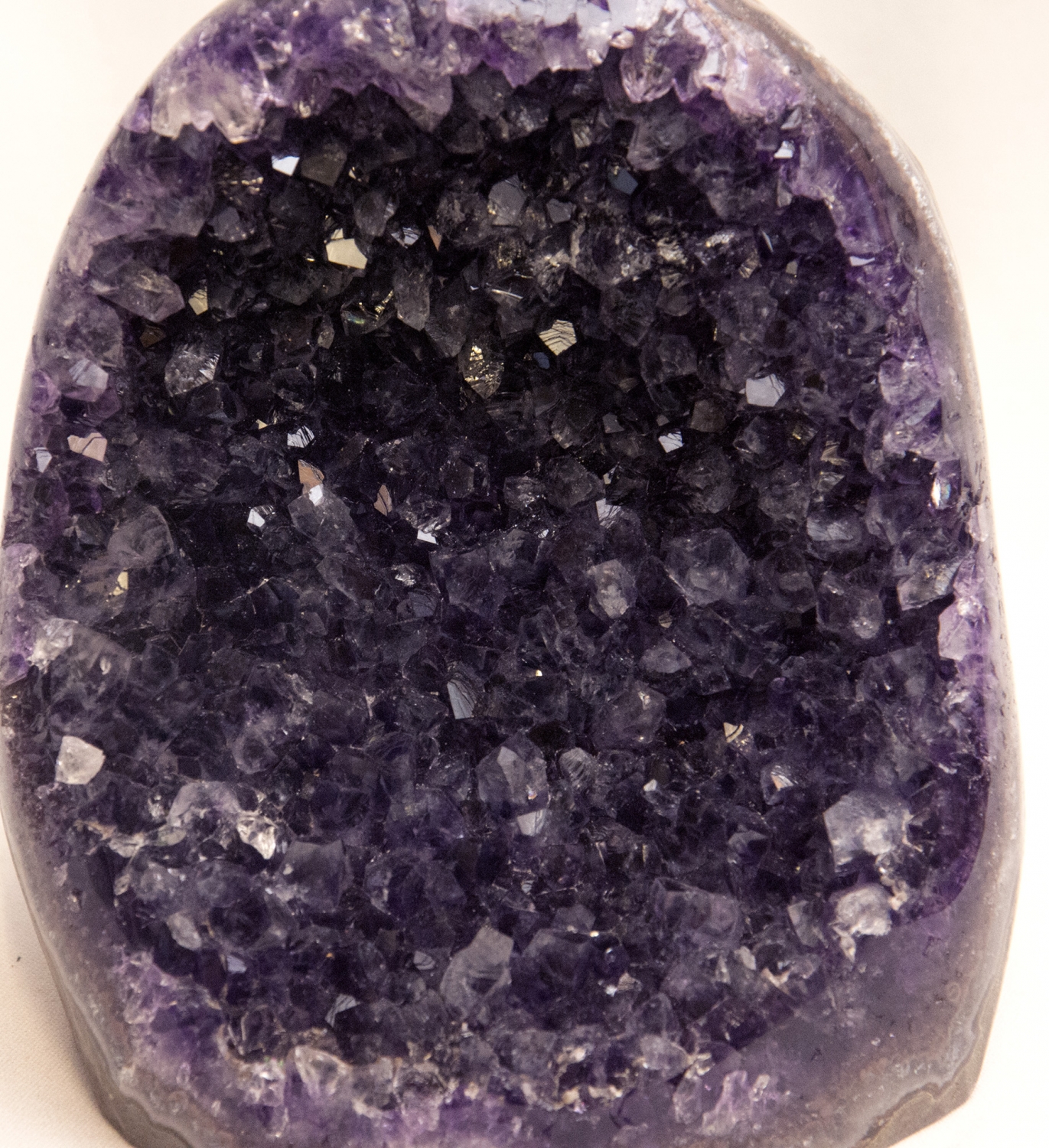 Uruguay Amethyst seitlich poliert, dunkle, violette Kristalle