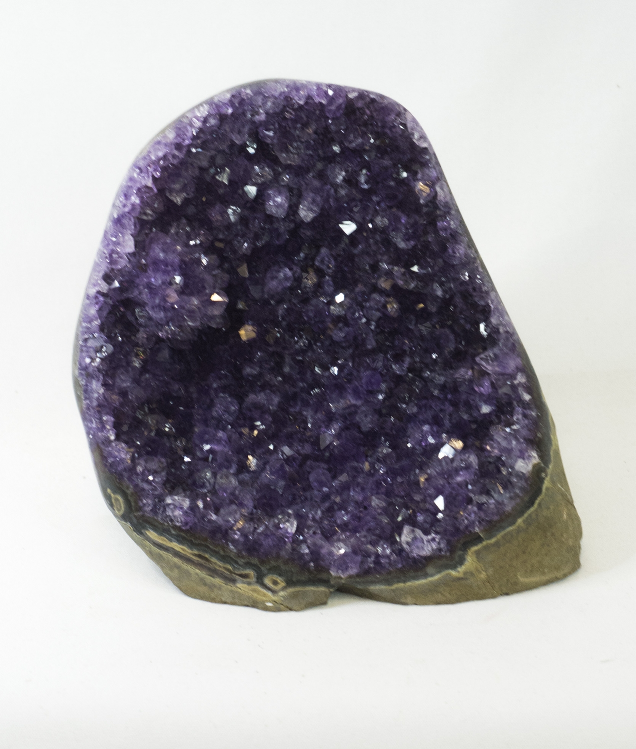 Uruguay Amethyst seitlich poliert, dunkle, violette Kristalle