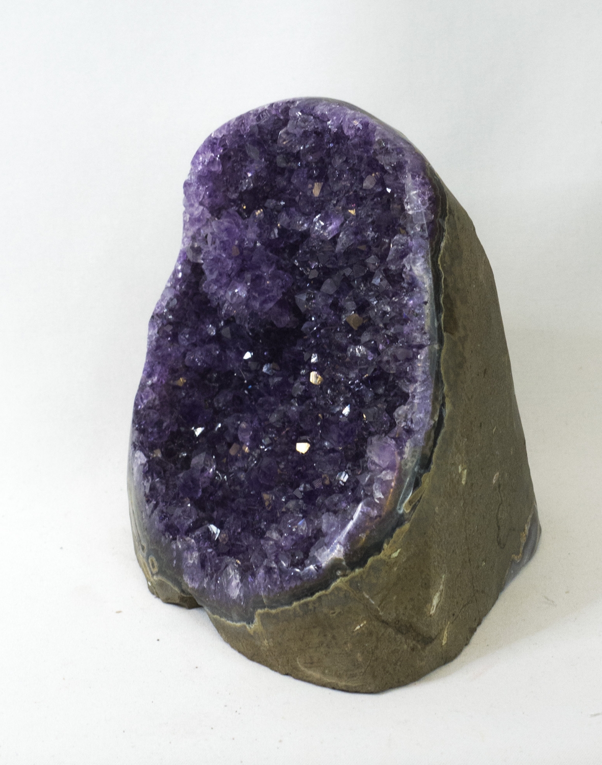 Uruguay Amethyst seitlich poliert, dunkle, violette Kristalle