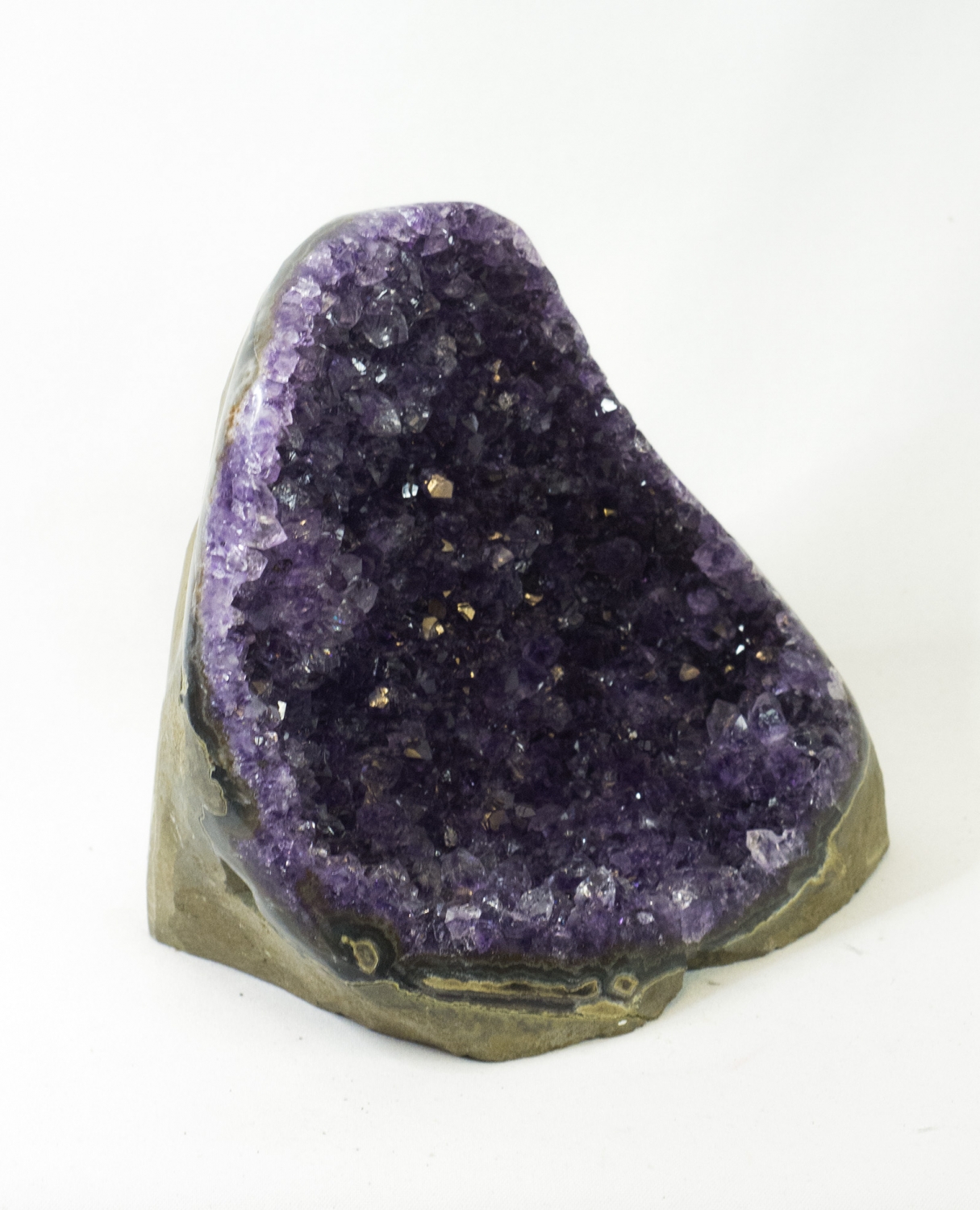 Uruguay Amethyst seitlich poliert, dunkle, violette Kristalle