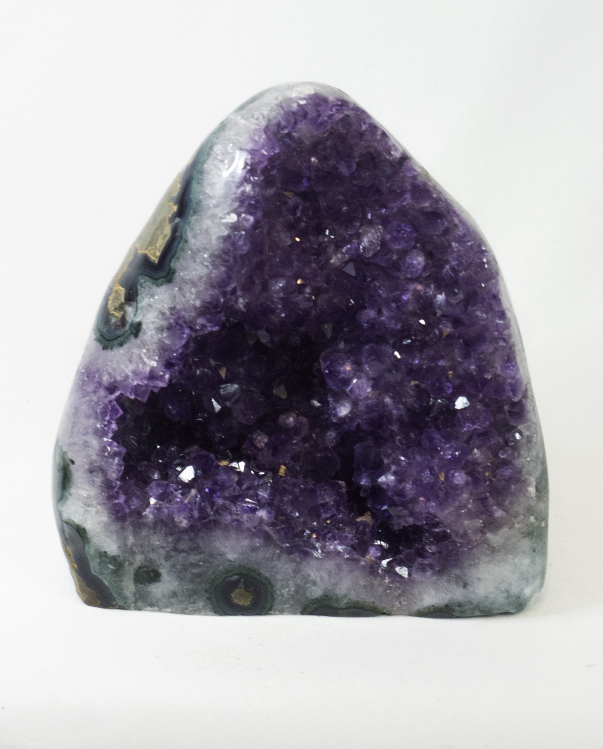 Uruguay Amethyst seitlich poliert, dunkle, violette Kristalle