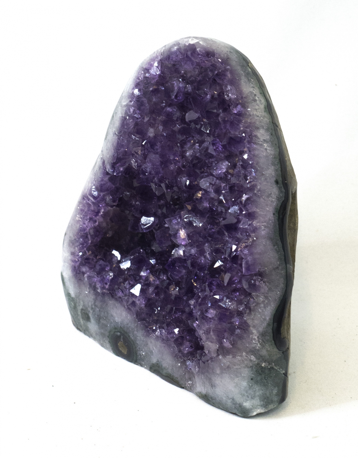 Uruguay Amethyst seitlich poliert, dunkle, violette Kristalle