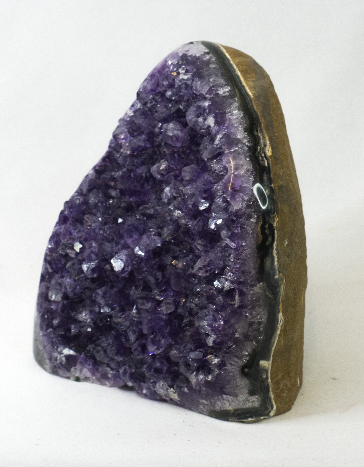 Uruguay Amethyst seitlich poliert, dunkle, violette Kristalle