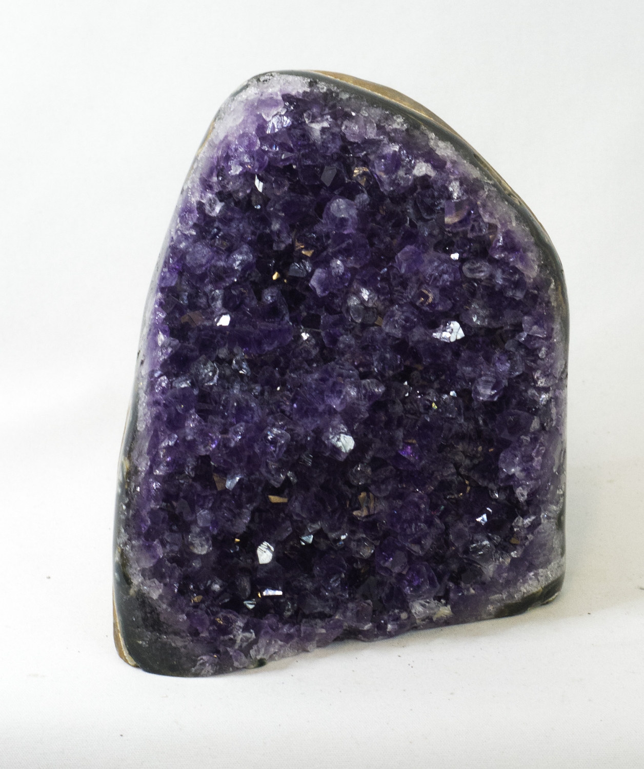 Uruguay Amethyst seitlich poliert, dunkle, violette Kristalle