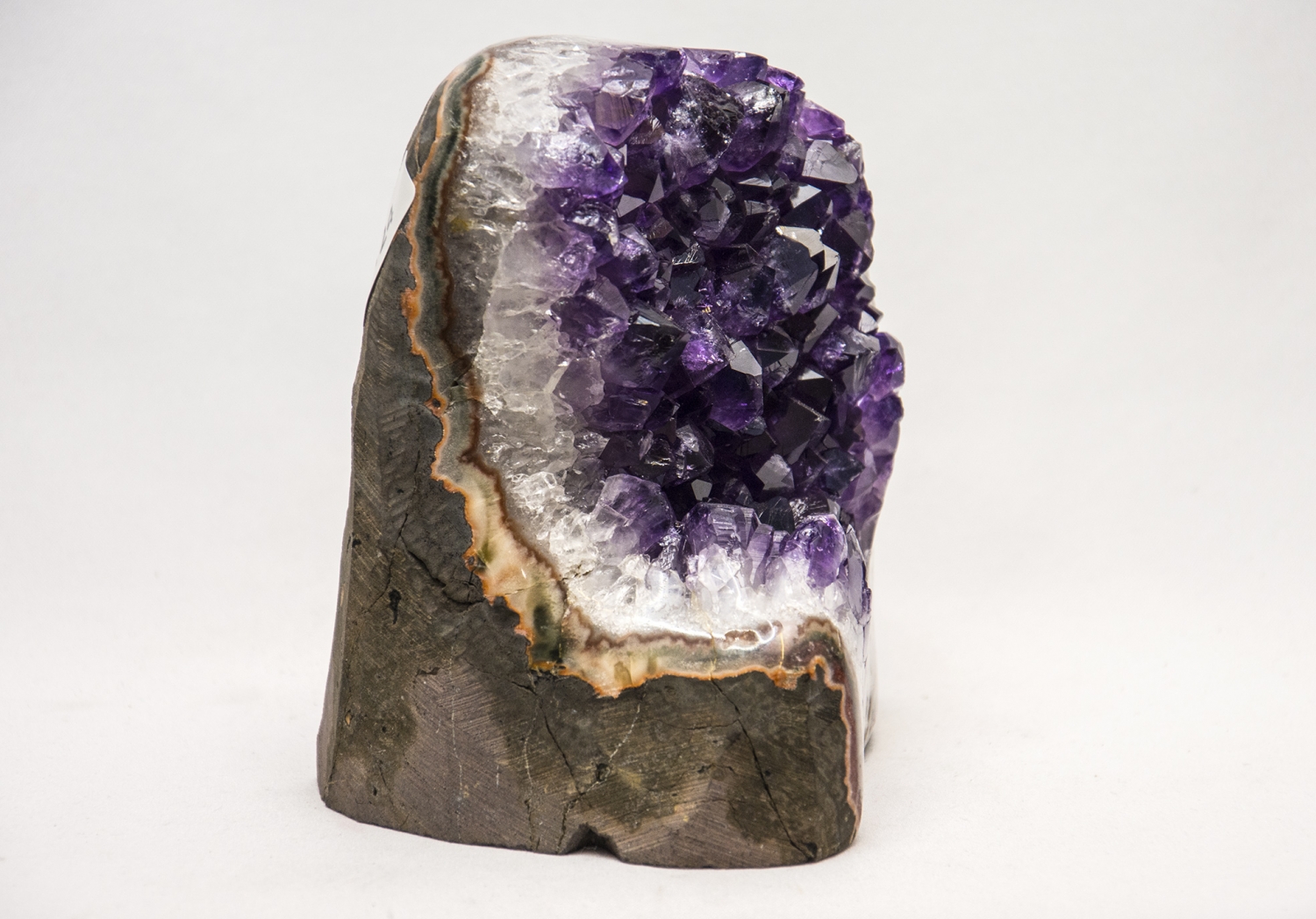 Uruguay Amethyst seitlich poliert, dunkle, violette Kristalle