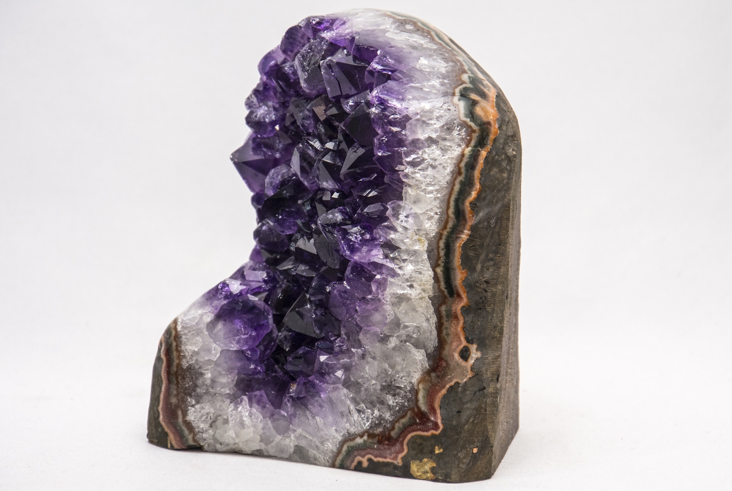 Uruguay Amethyst seitlich poliert, dunkle, violette Kristalle