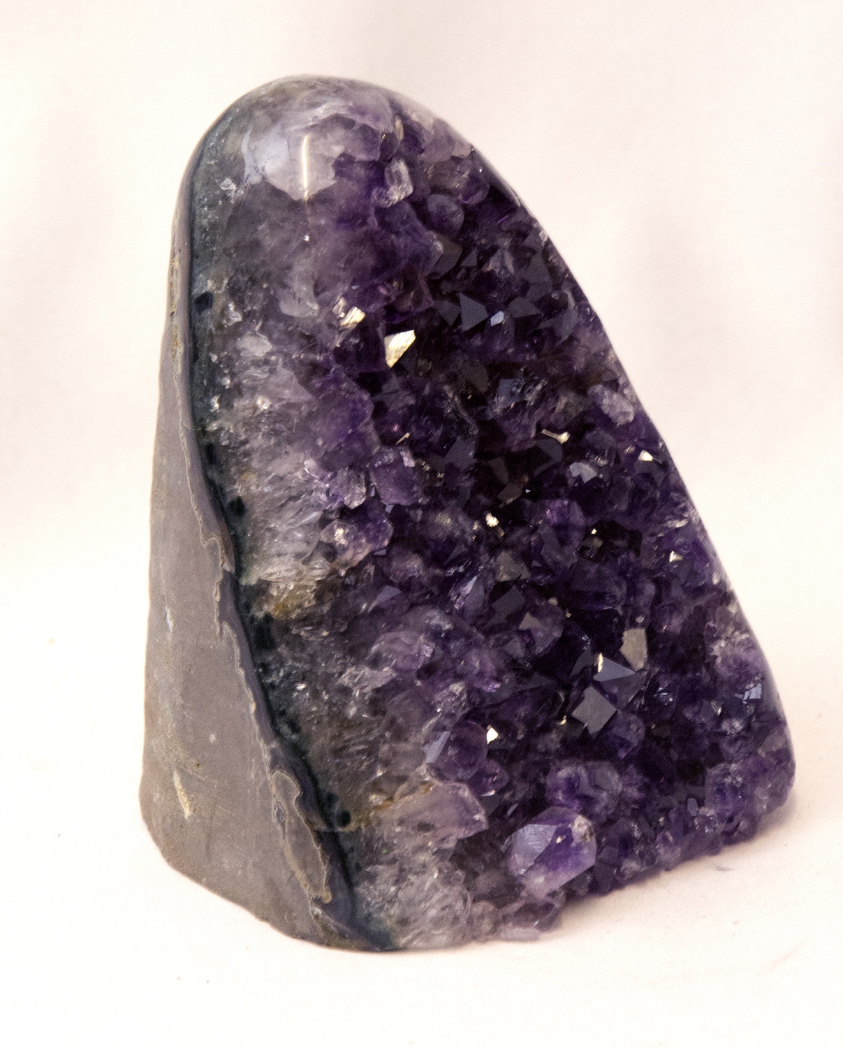Uruguay Amethyst seitlich poliert, dunkle, violette Kristalle