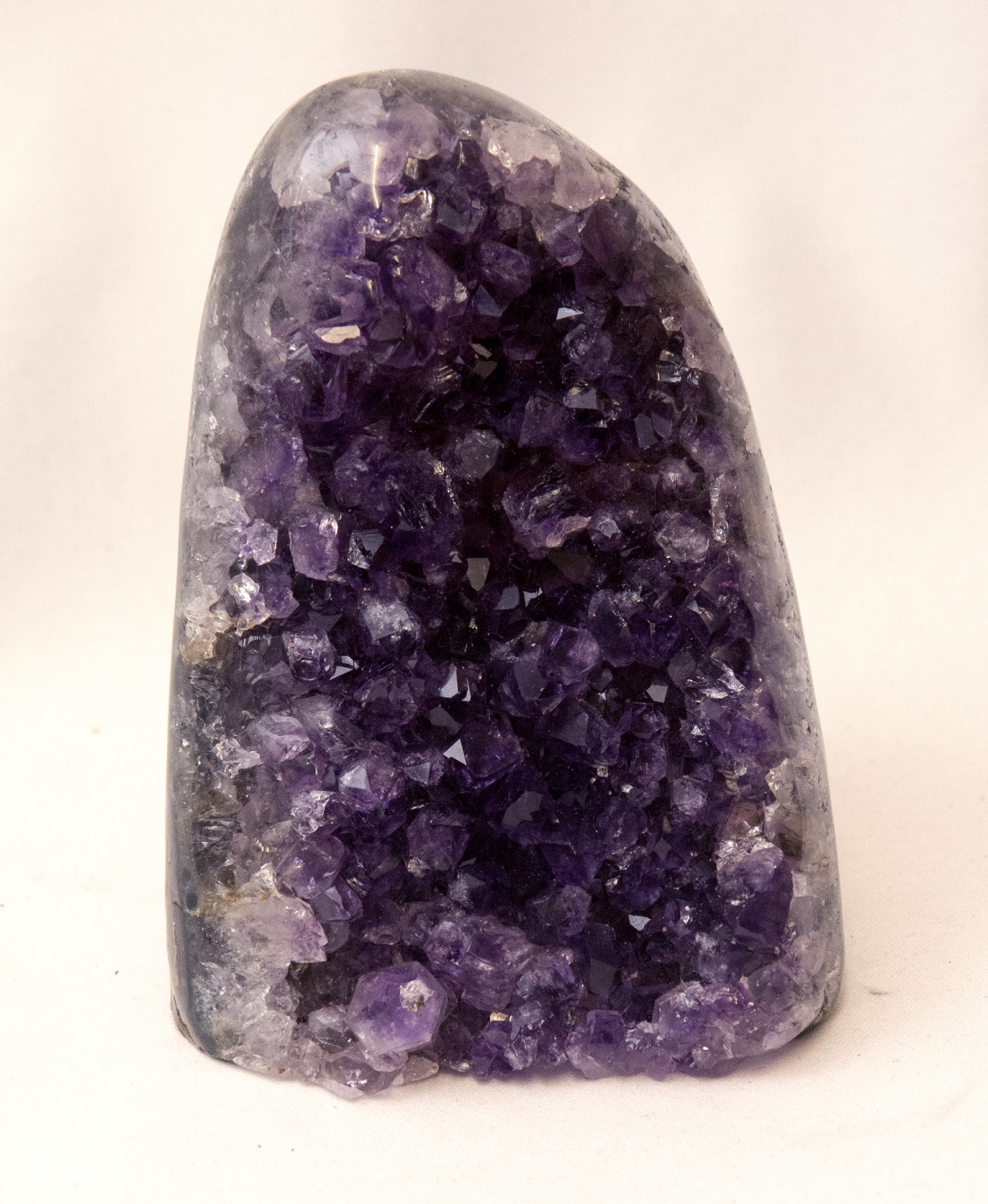 Uruguay Amethyst seitlich poliert, dunkle, violette Kristalle