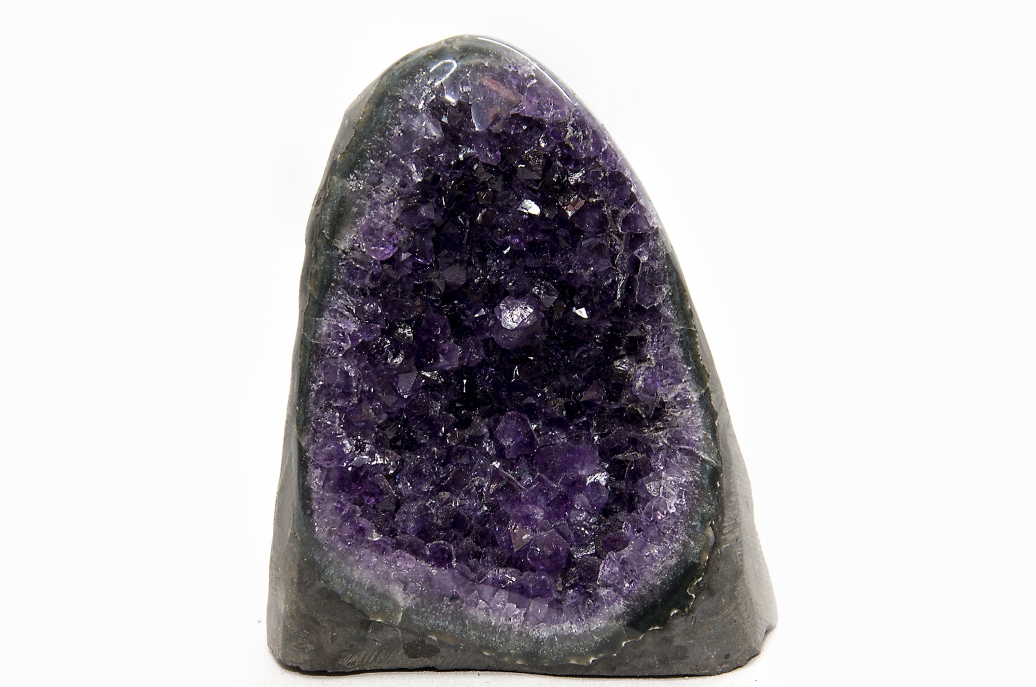 Uruguay Amethyst poliert, 460 Gramm, dunkle, violette Kristalle