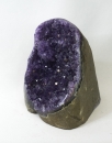 Uruguay Amethyst seitlich poliert, dunkle, violette Kristalle